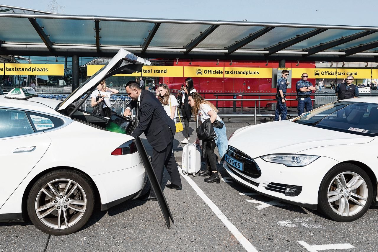 taxichauffeur inladen spullen